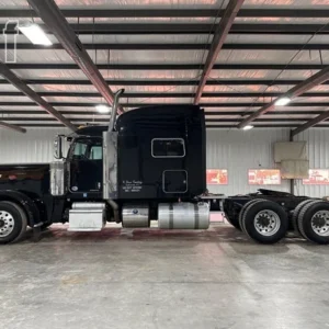 2017 PETERBILT 389 Sleeper - Image 3