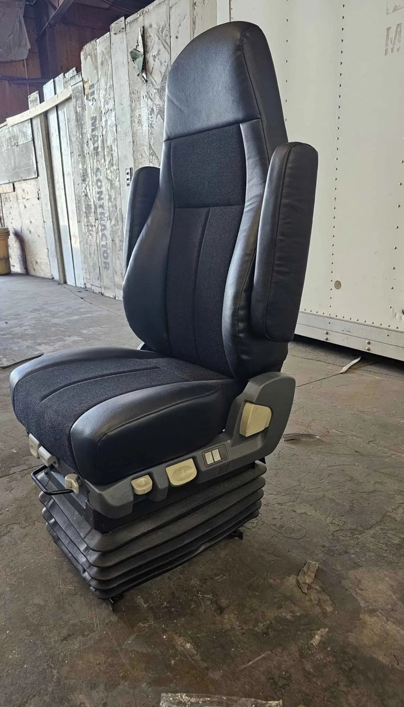 Freightliner Cascadia seat - Image 3