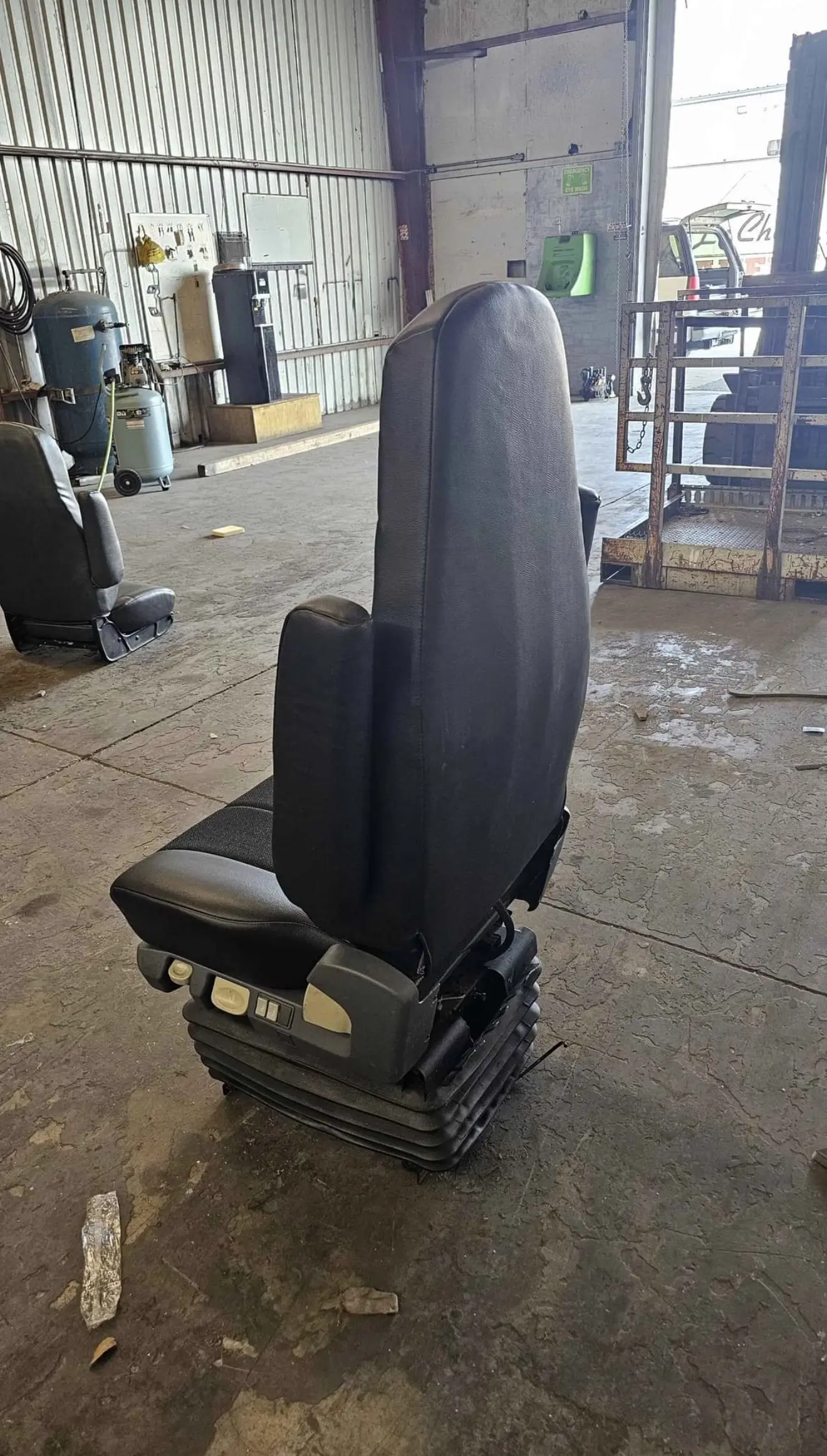 Freightliner Cascadia seat - Image 2