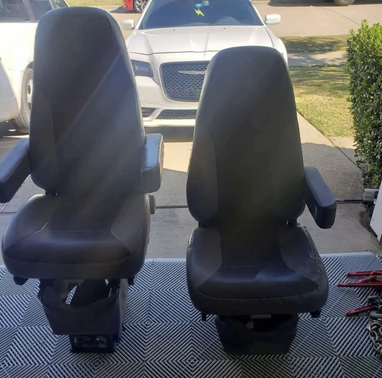Kenworth Driver and passenger seats - Image 7