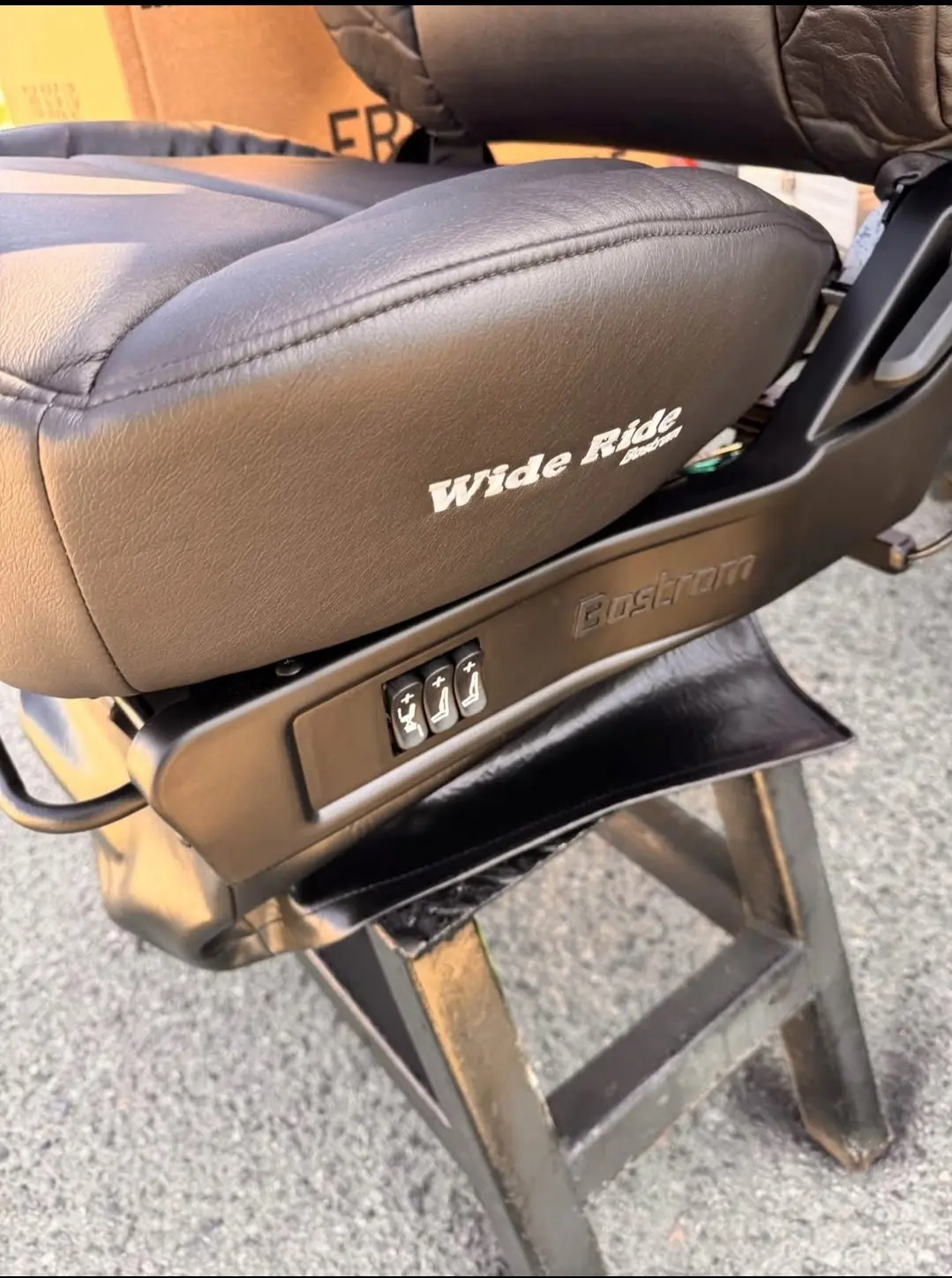 Bostrom new seats black leather,low base - Image 2