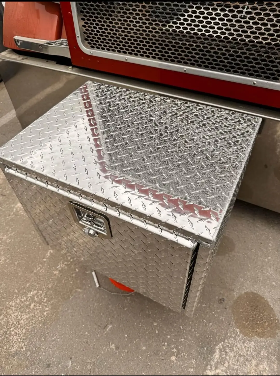 Diamond plate truck or trailer storage box - Image 3