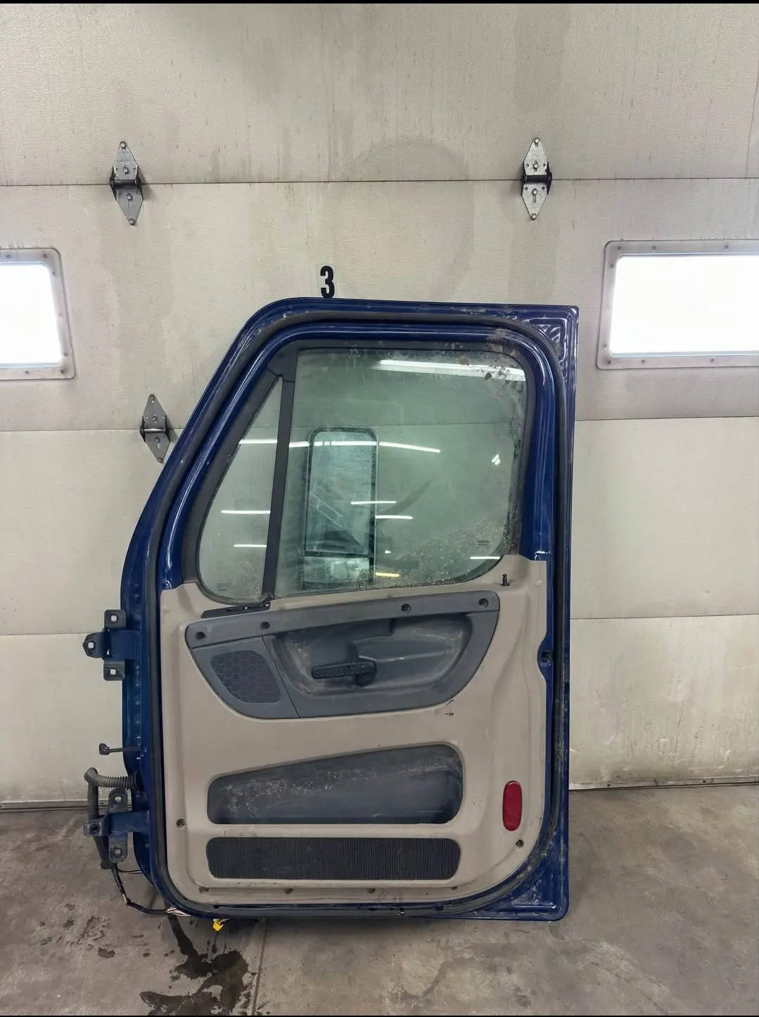 Freightliner Cascadia door - Image 2