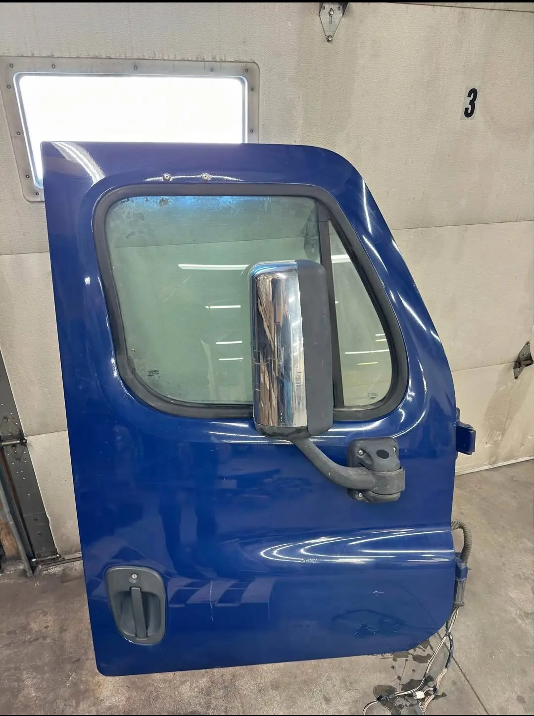 Freightliner Cascadia door