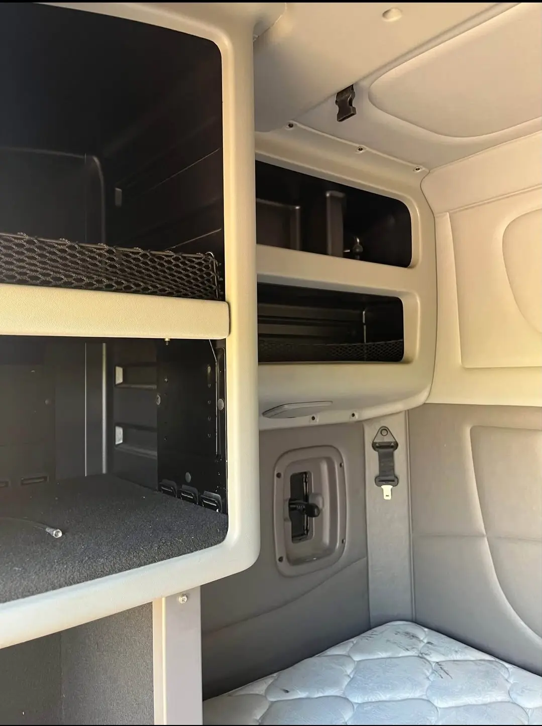 2019 model 389 bunk - Image 3