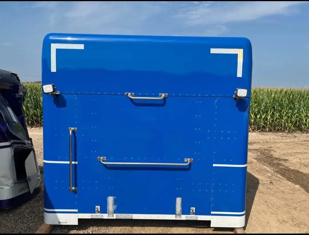 2019 model 389 bunk - Image 2