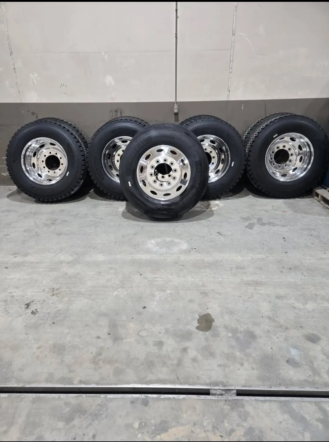 11R24.5 tires Peterbilt style rims!!! - Image 3