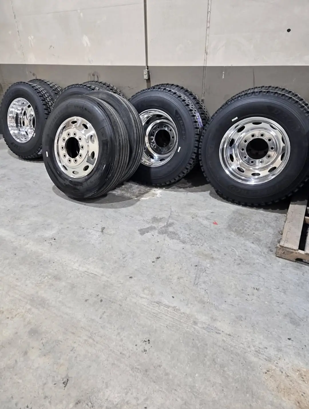 11R24.5 tires Peterbilt style rims!!! - Image 4