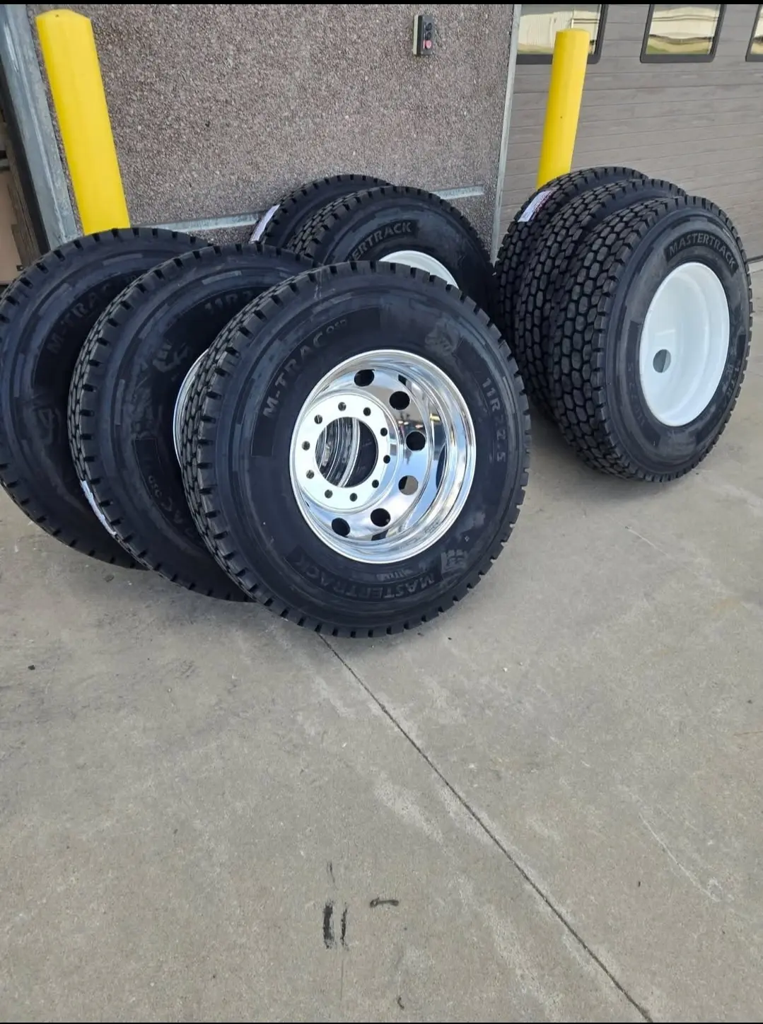 11R24.5 semi tires for SALE!!!! - Image 5