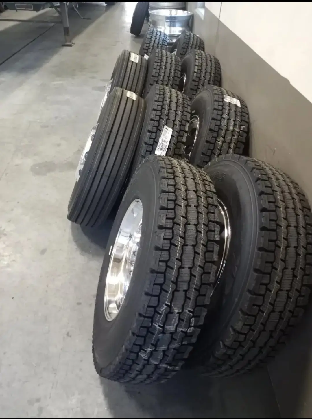 MICHELIN Tires And Hub Pilot Rims Peterbilt Kenworth Volvo Mack Freightliner - Image 2