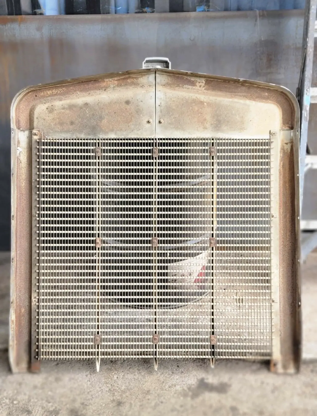 Kenworth W900 Grill - Image 3