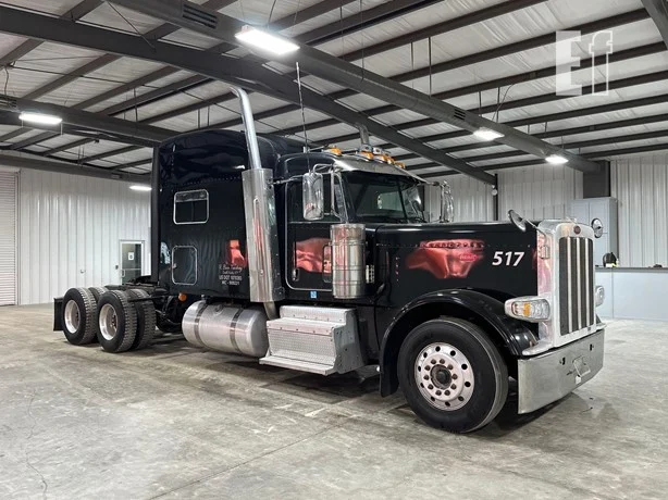 2017 PETERBILT 389 Sleeper - Image 5