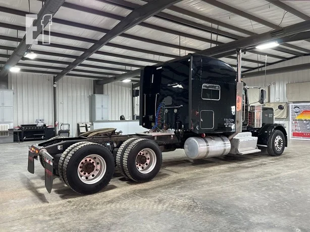 2017 PETERBILT 389 Sleeper - Image 4