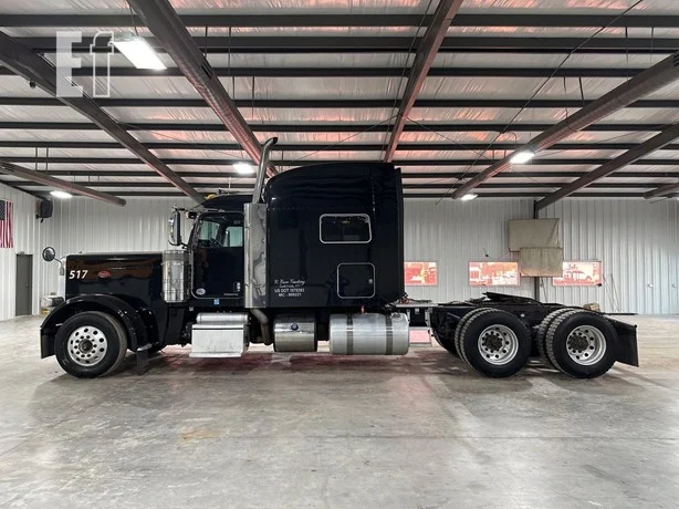 2017 PETERBILT 389 Sleeper - Image 3
