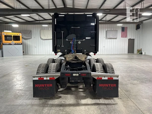 2017 PETERBILT 389 Sleeper - Image 2